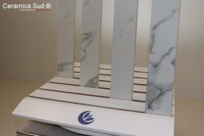 Battiscopa effetto marmo bianco statuario / calacatta 75 cm. altezza su misura - Gres Porcellanato - immagine 5