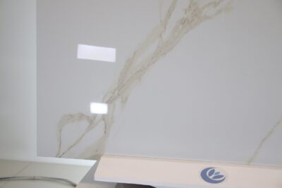 Pavimento effetto marmo lucido bianco venatura gold in Gres porcellanato rettificato 100 x 100 cm. - immagine 8
