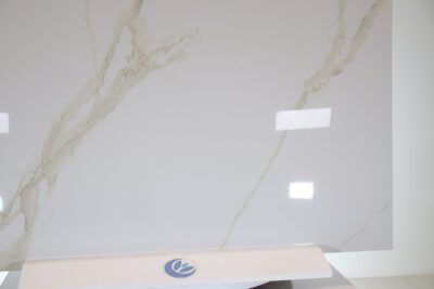 Pavimento effetto marmo lucido bianco venatura gold in Gres porcellanato rettificato 100 x 100 cm. - immagine 9