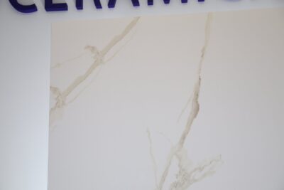 Pavimento effetto marmo lucido bianco venatura gold in Gres porcellanato rettificato 100 x 100 cm. - immagine 10