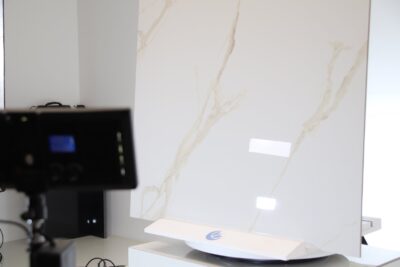 Pavimento effetto marmo lucido bianco venatura gold in Gres porcellanato rettificato 100 x 100 cm. - immagine 12
