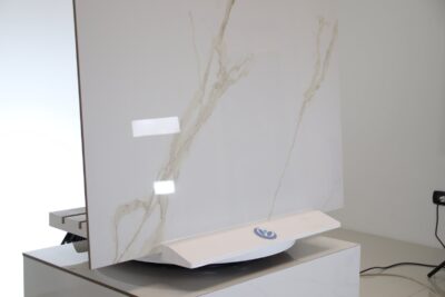 Pavimento effetto marmo lucido bianco venatura gold in Gres porcellanato rettificato 100 x 100 cm. - immagine 13