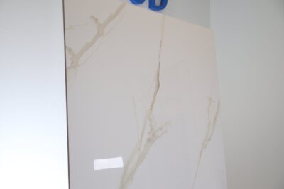 Pavimento effetto marmo lucido bianco venatura gold in Gres porcellanato rettificato 100 x 100 cm. - immagine 14