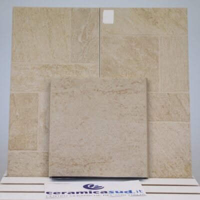 Bordo piscina con pavimentazione effetto pietra minerale antiscivolo R11 resistente al sale