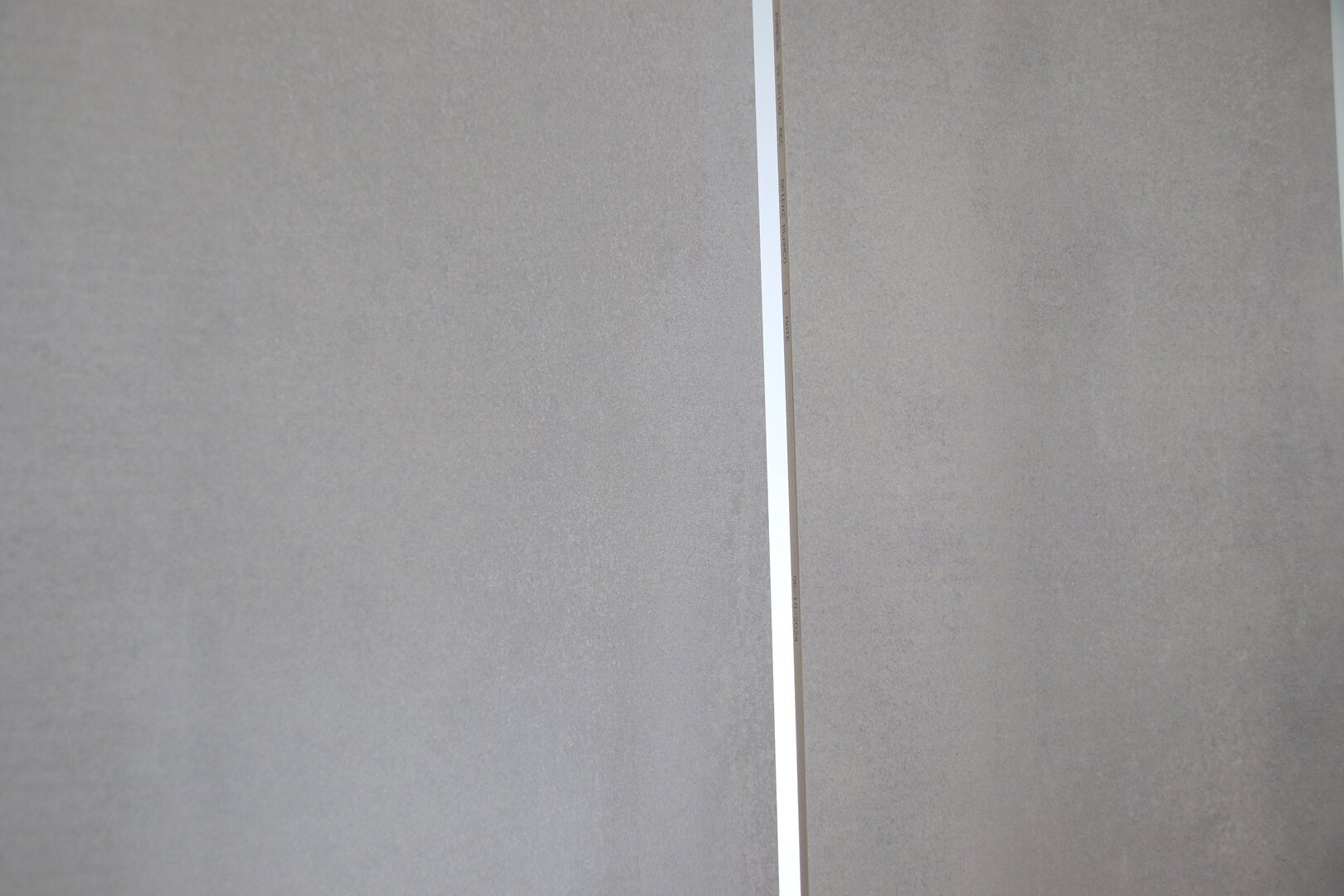 Rivestimento per bagno lussuoso effetto resina cemento Pronta consegna 33,3 x 100 cm. - immagine 13