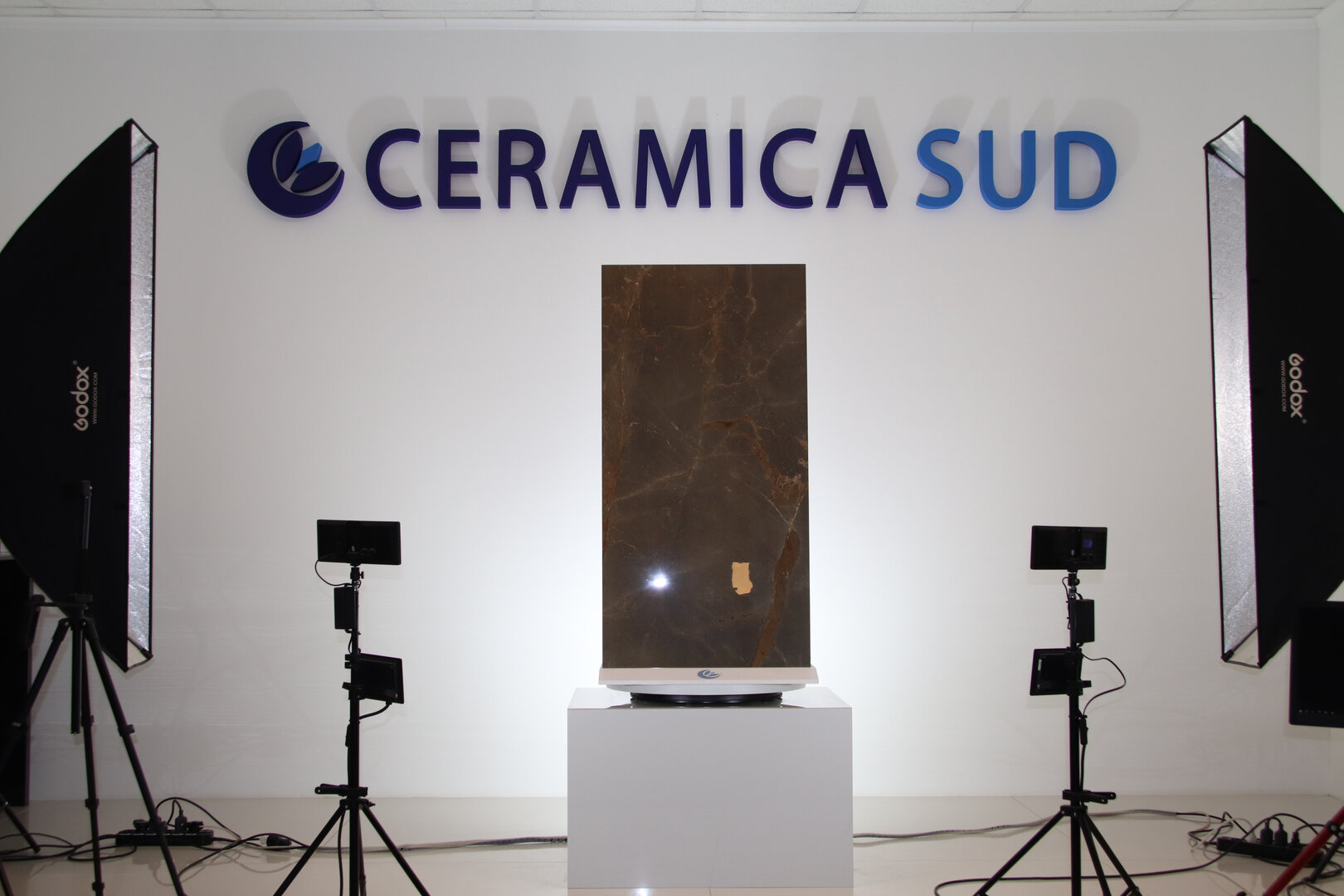 Rivestimento per salotto gres porcellanato onice marrone rettificato lucido a specchio 60 x 120 cm. - immagine 7