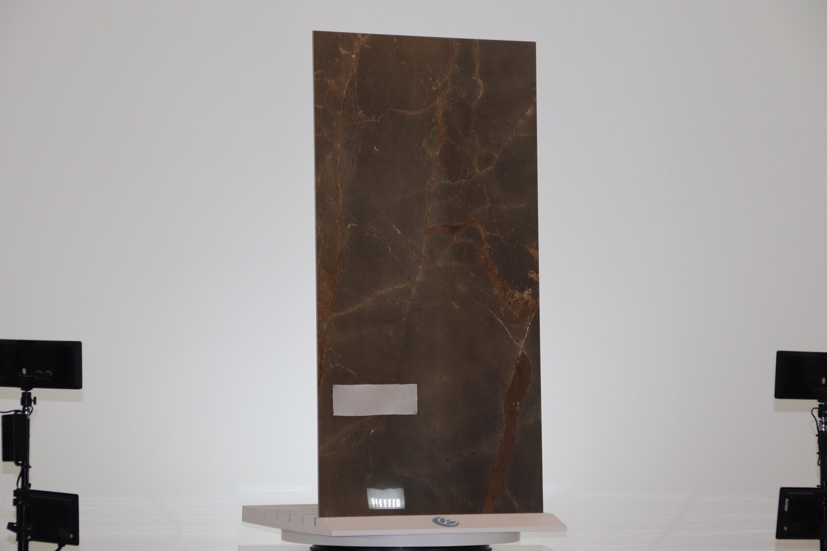Rivestimento per salotto gres porcellanato onice marrone rettificato lucido a specchio 60 x 120 cm. - immagine 3