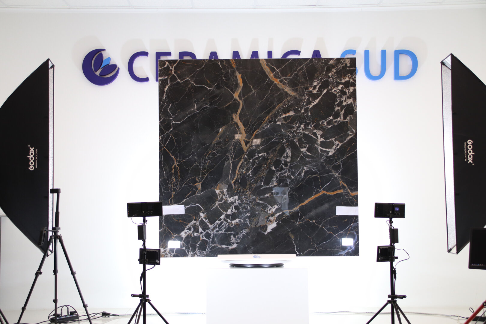 FLORIM Rivestimento per soggiorno e salotto maxi lastra effetto marmo nero brecciato lucido 160 x 160 cm. - immagine 7