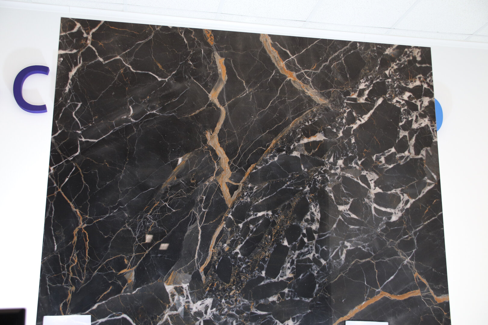 FLORIM Rivestimento per soggiorno e salotto maxi lastra effetto marmo nero brecciato lucido 160 x 160 cm. - immagine 12