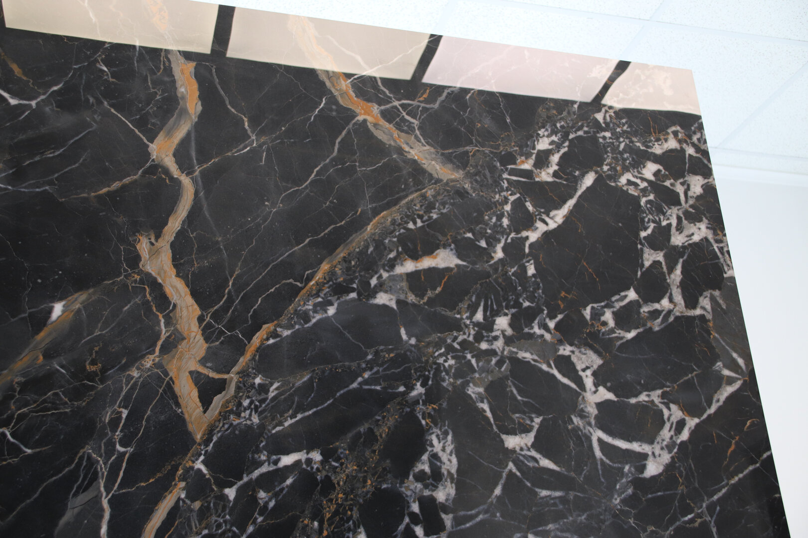FLORIM Rivestimento per soggiorno e salotto maxi lastra effetto marmo nero brecciato lucido 160 x 160 cm. - immagine 14