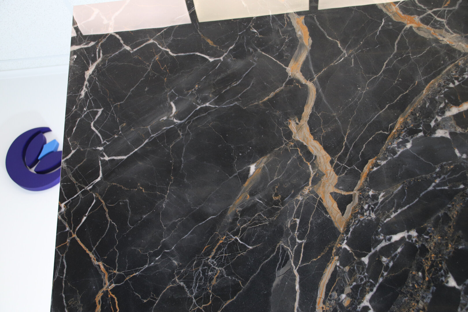 FLORIM Rivestimento per soggiorno e salotto maxi lastra effetto marmo nero brecciato lucido 160 x 160 cm. - immagine 15