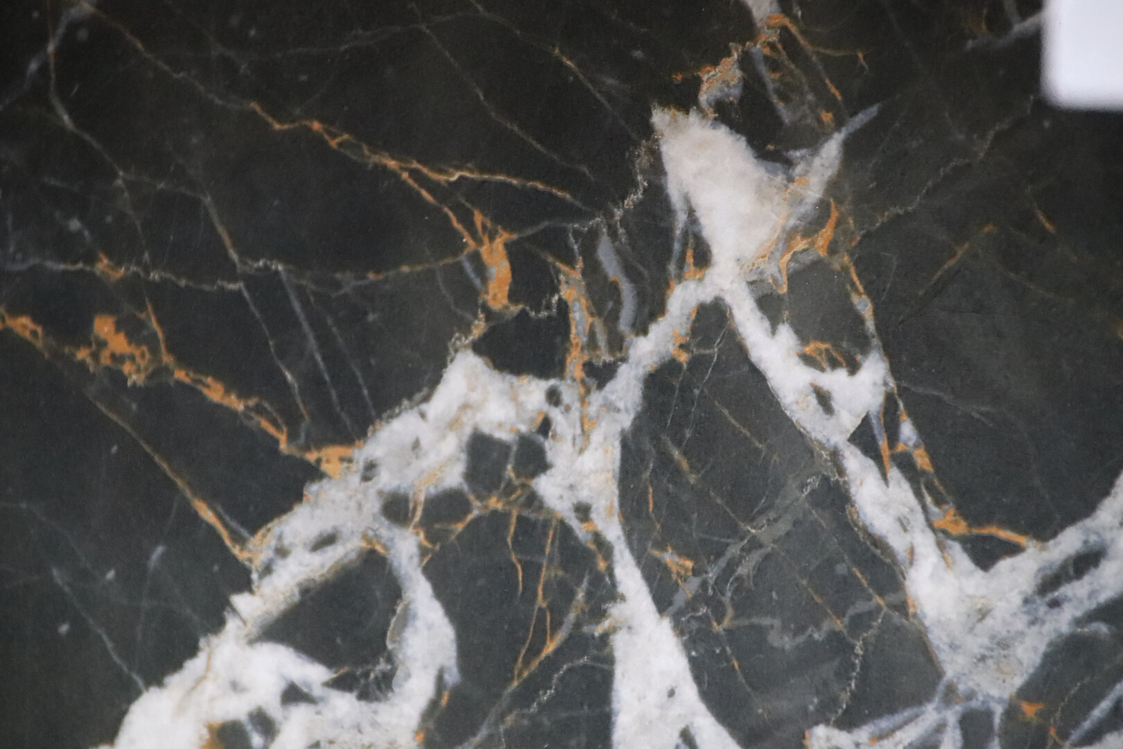 FLORIM Rivestimento per soggiorno e salotto maxi lastra effetto marmo nero brecciato lucido 160 x 160 cm. - immagine 19