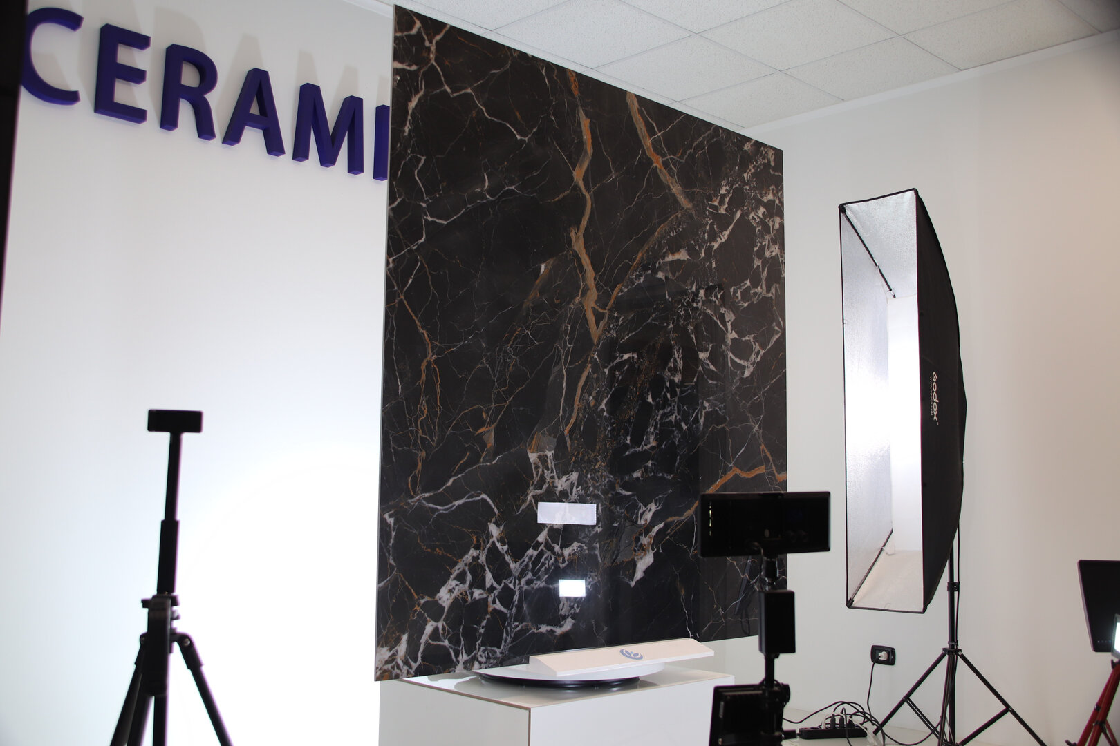 FLORIM Rivestimento per soggiorno e salotto maxi lastra effetto marmo nero brecciato lucido 160 x 160 cm. - immagine 21
