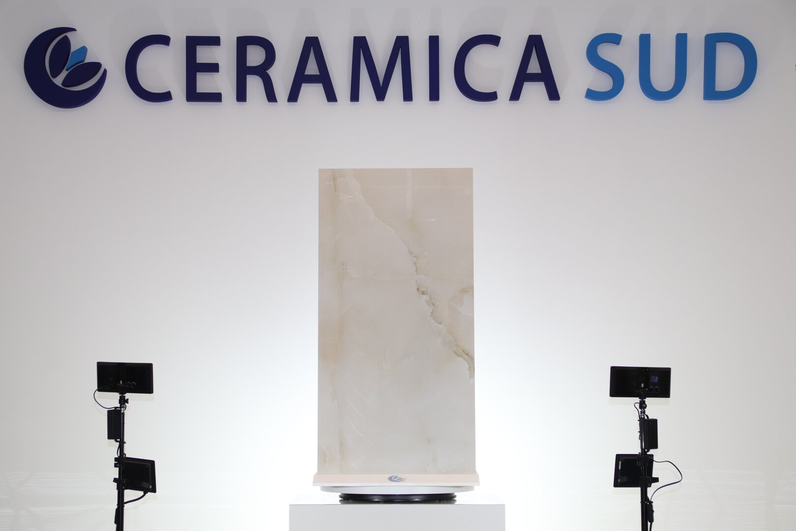 Rivestimento salotto gres porcellanato effetto onice gold rettificato lucido a specchio 60 x 120 cm. - immagine 13