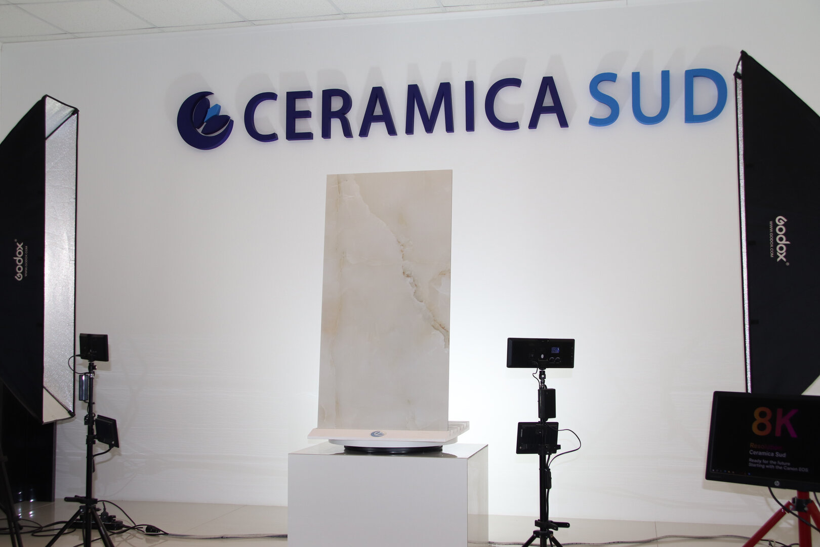 Rivestimento salotto gres porcellanato effetto onice gold rettificato lucido a specchio 60 x 120 cm. - immagine 15