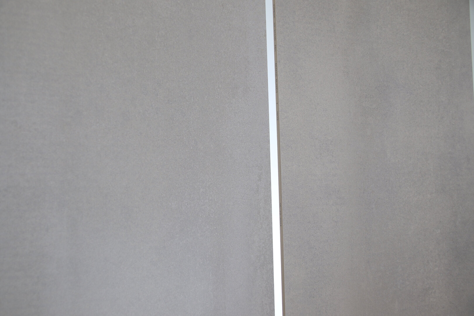 Rivestimento antimuffa ceramico per hall, alberghi e B&B soluzione estrema funzionale 33,3 x 100 cm. - immagine 6