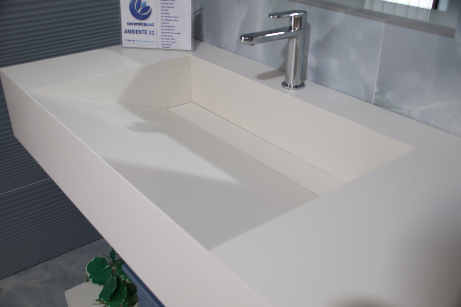 Mobile bagno sospeso 175 cm. gres porcellanato bianco opaco con colonna e cassetto in legno massello - immagine 4
