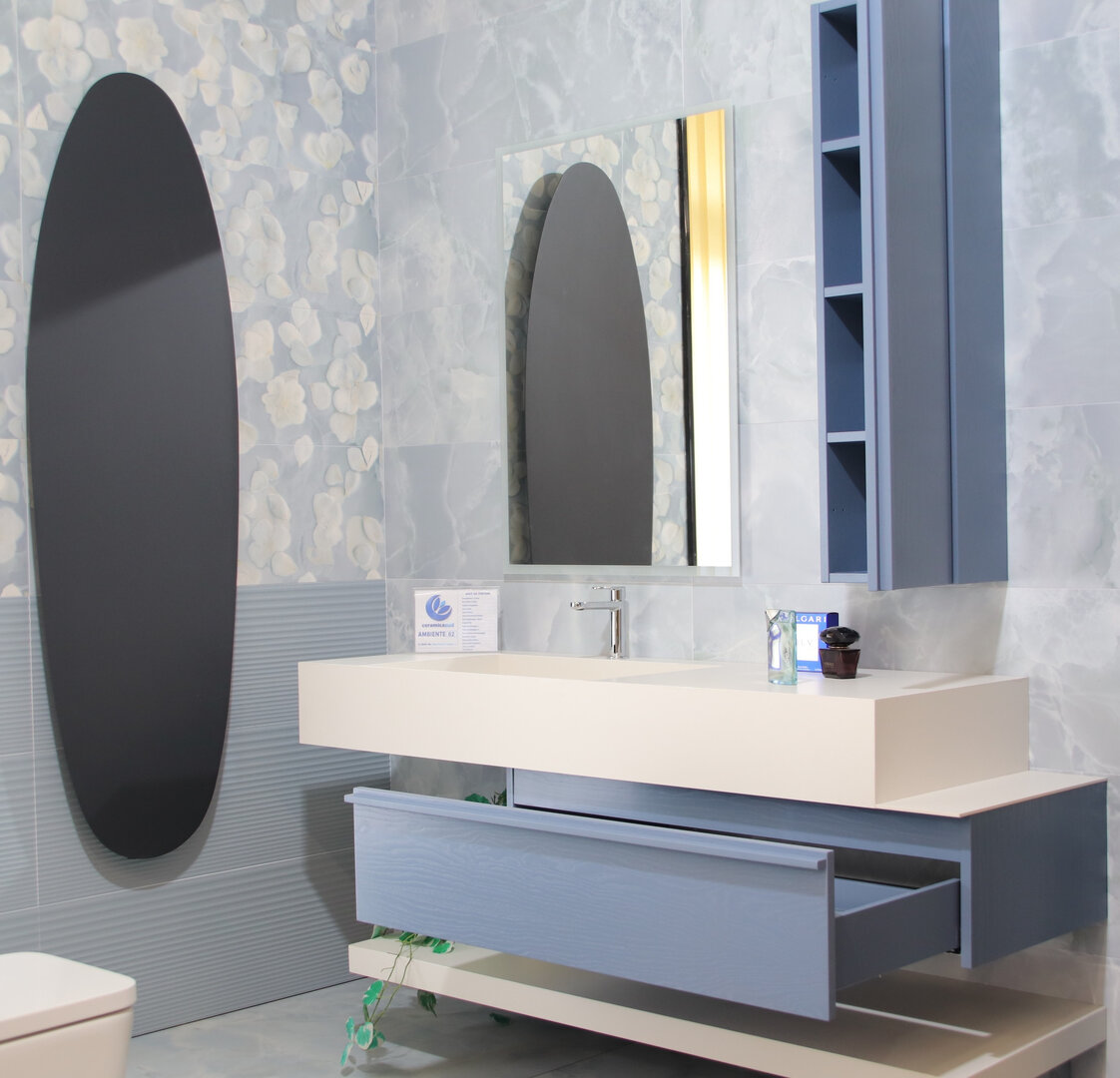 Mobile bagno sospeso 165 cm. gres porcellanato bianco opaco con colonna e cassetto in legno massello - immagine 3