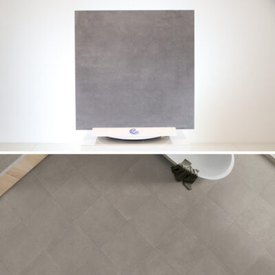Pavimento effetto cemento in gres porcellanato colore grigio / antracite 90 x 90 cm.