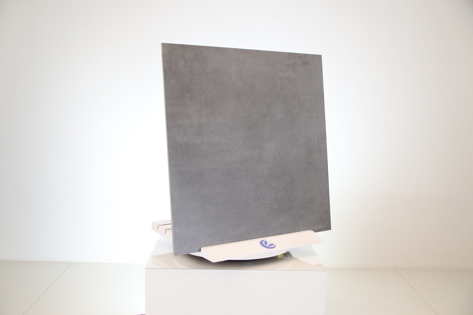 Pavimento effetto cemento in gres porcellanato colore grigio / antracite 90 x 90 cm. - immagine 3