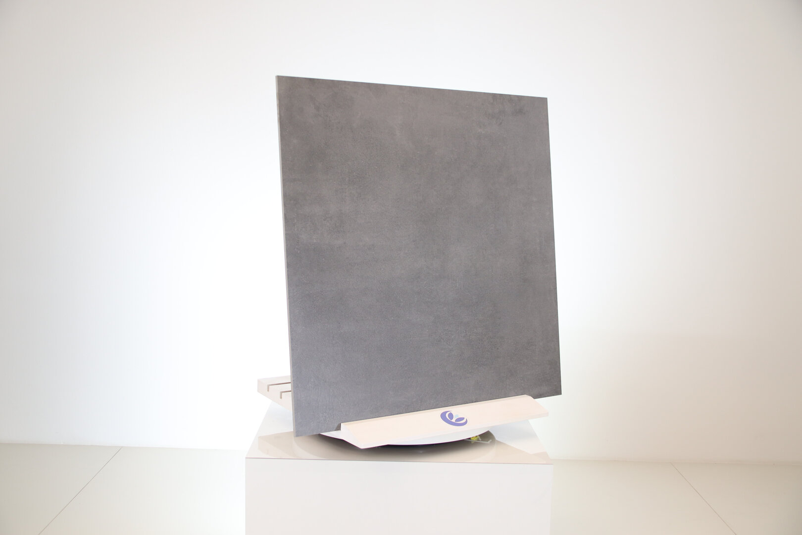 Pavimento effetto cemento in gres porcellanato colore grigio / antracite 90 x 90 cm. - immagine 4