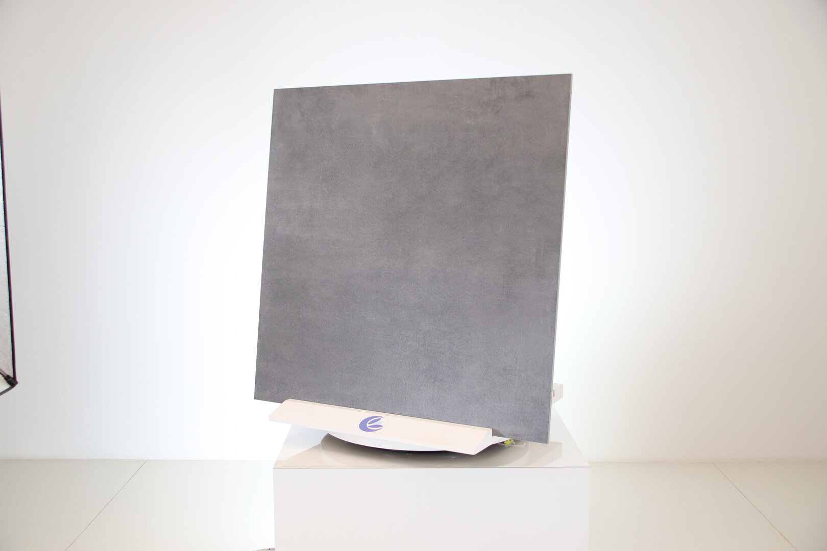 Pavimento effetto cemento in gres porcellanato colore grigio / antracite 90 x 90 cm. - immagine 5