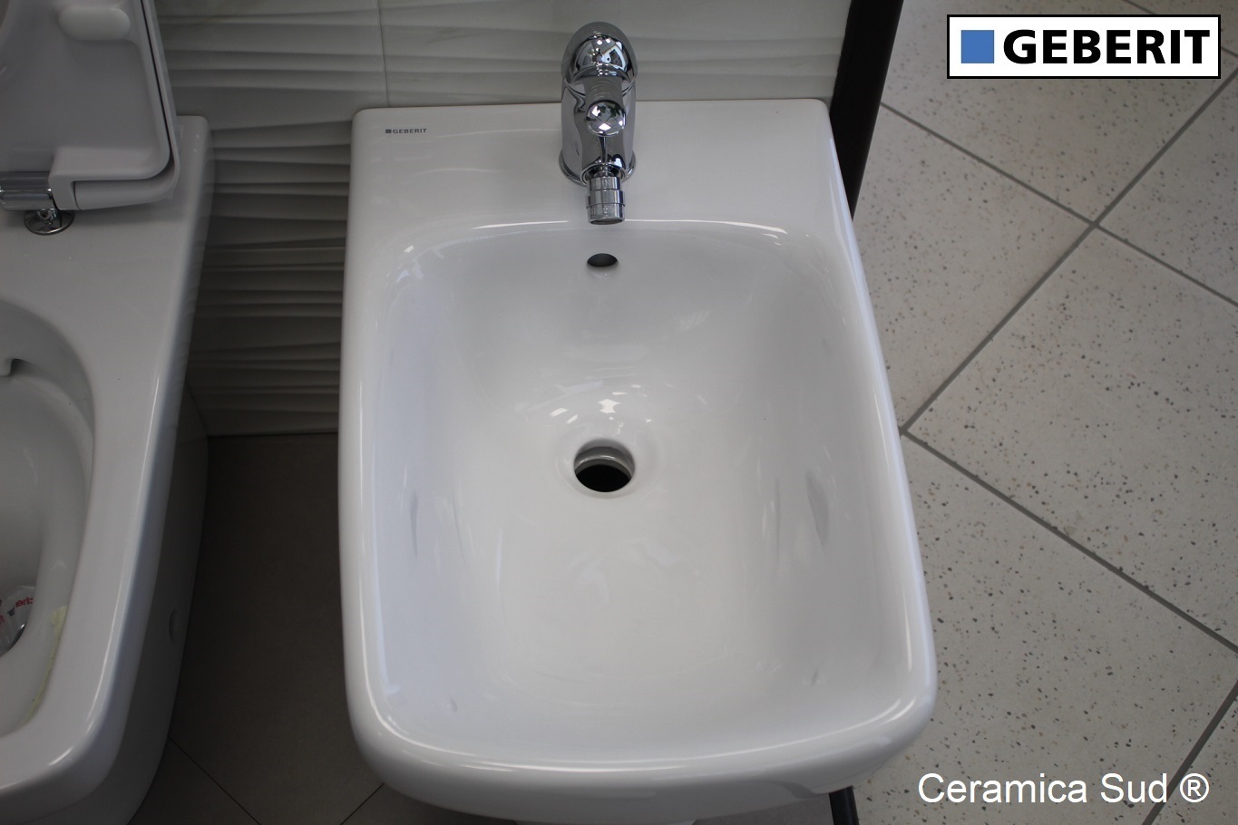 Sanitari Geberit Selnova Square filomuro, filoparete a terra Rimfree - smalto ANTI-INGIALLIMENTO - immagine 7